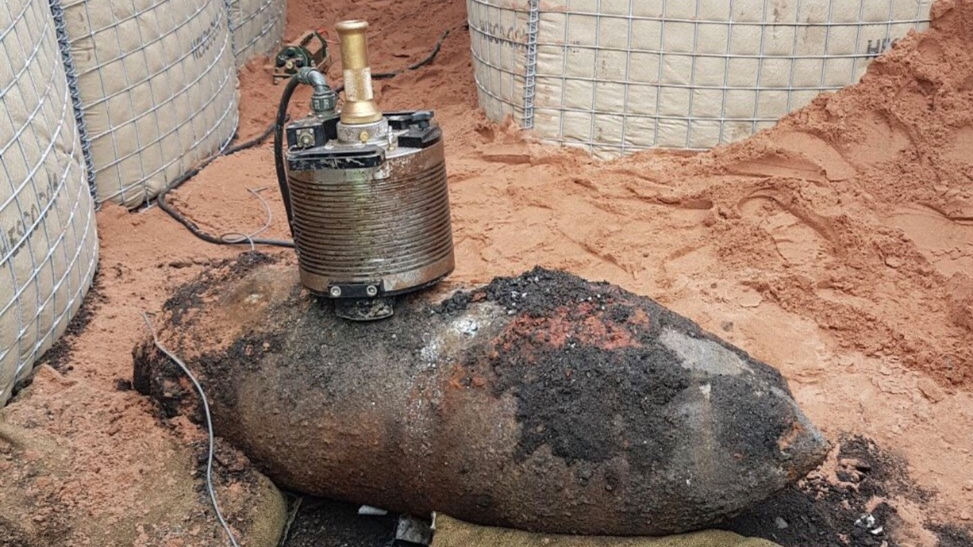 Image reveals attempts to defuse unexploded WWII bomb ITV News Central