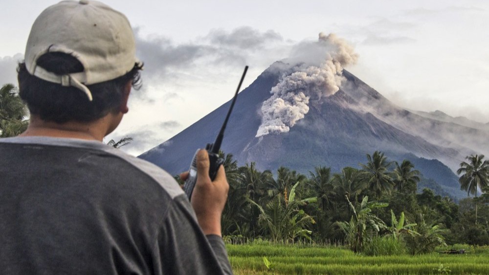 Gunung Merapi di Indonesia meletus saat video menunjukkan lahar dan