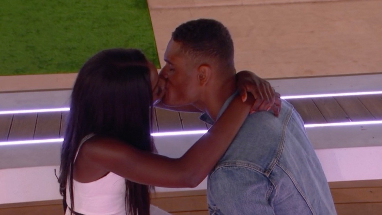 Love Island Rebecca Kisses Connagh After Siannise Makes Her Move