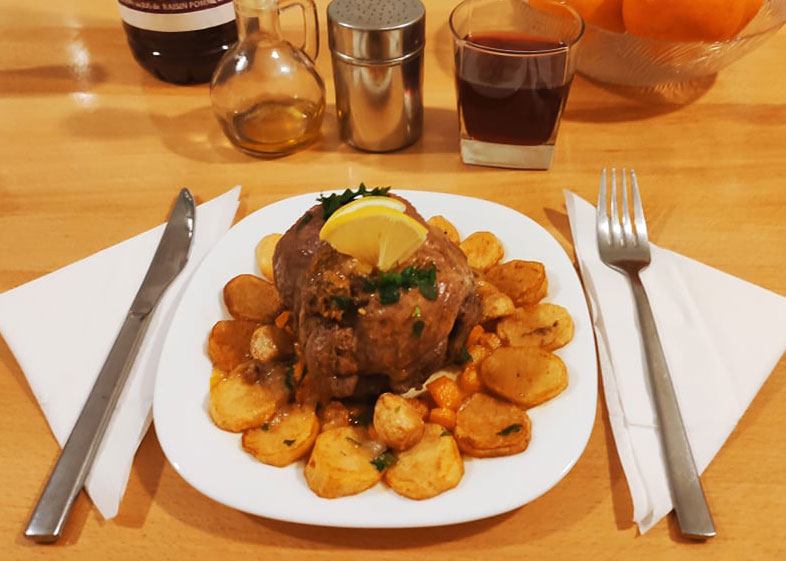 Rôti de bœuf au four avec pommes de terre et carottes