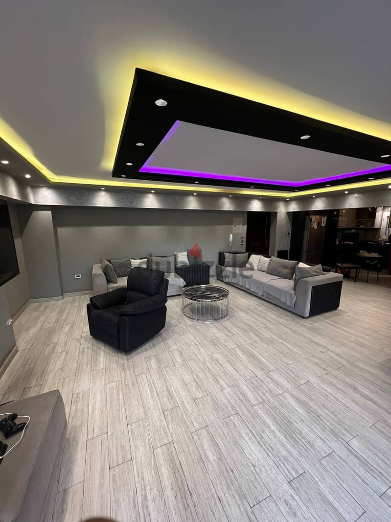 شقة سوبر لوكس بحري تطل بالكامل علي شارع رئيسي Apartments for Sale