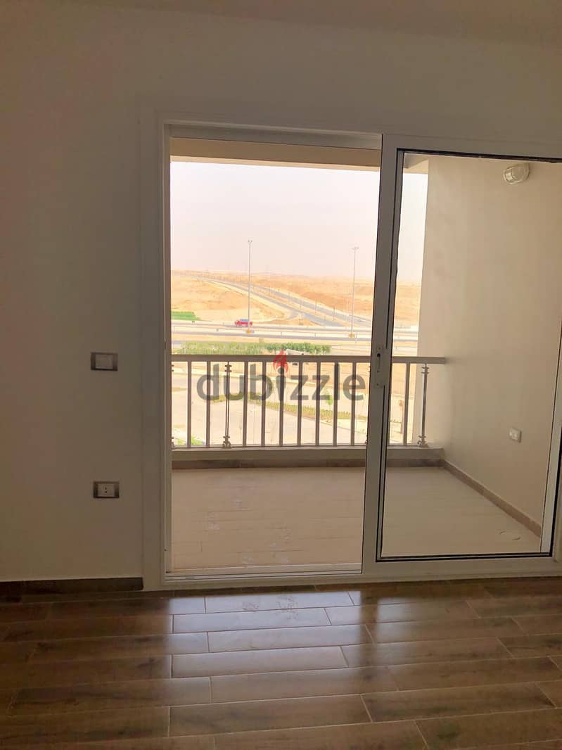 شقه بمواصفات فيلا ريسيل تكمله اقساط فيApartment Resale In Hyde Park