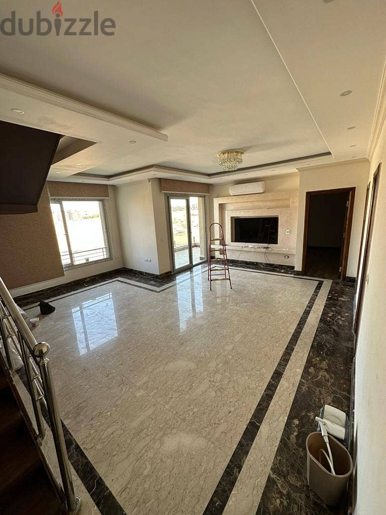 بنتهاوس نص مفروش تشطيبات المالك فيلدج جيت Rent Penthouse Village Gate