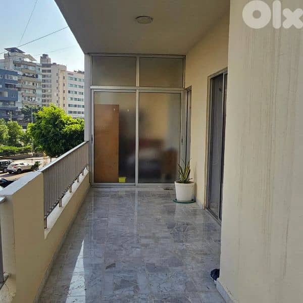 bed in a room for men only in foyer for rent in dekwaneh Rooms for