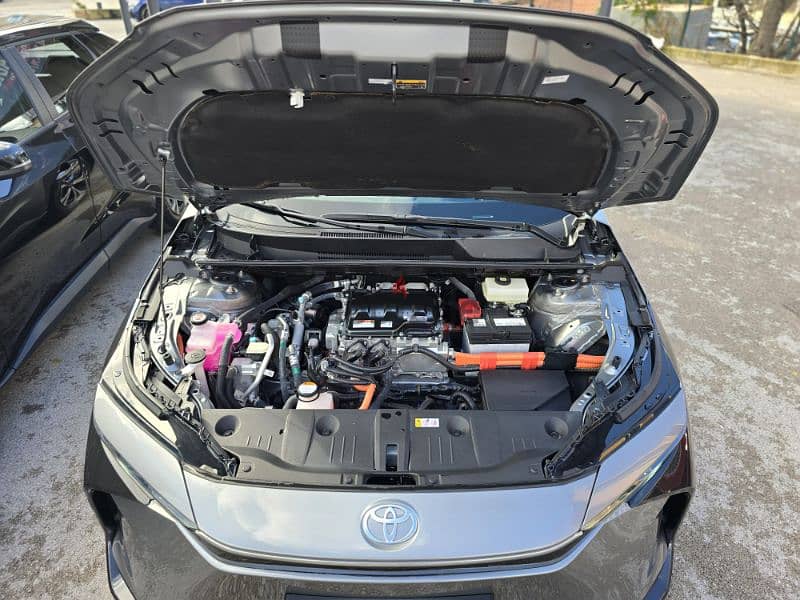 Hott offer !!! NEW TOYOTA BZ4X FULL ELECTRIC LONG RANGE 615 KM BATTERY