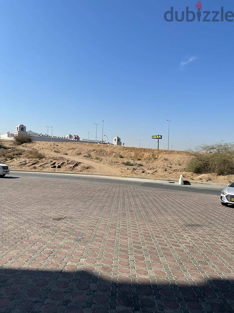 معرض كبير2200متر في الخوير قريب showroom 2200meter in al al khuwair