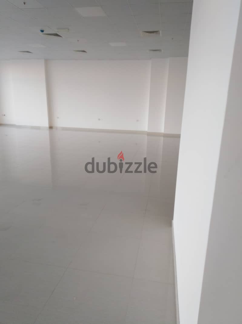 معرض كبير2200متر في الخوير قريب showroom 2200meter in al al khuwair