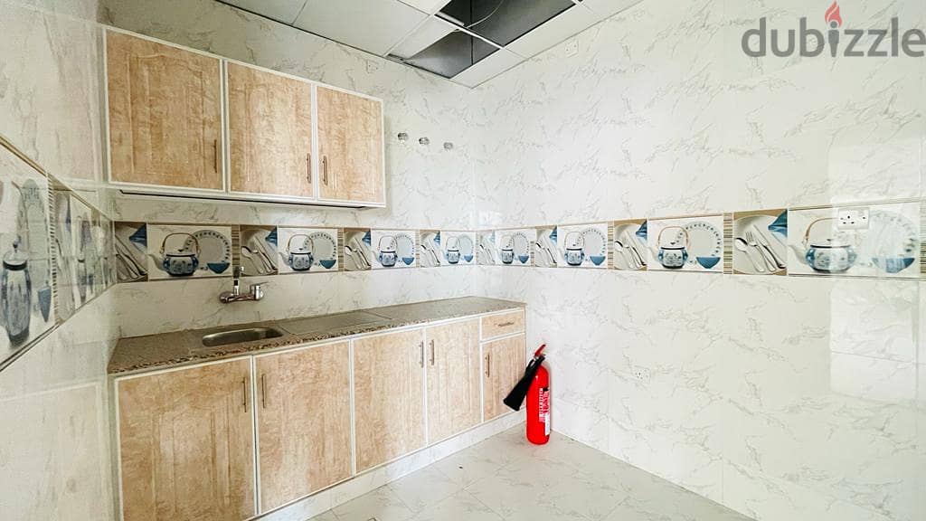 معرض كبير2200متر في الخوير قريب showroom 2200meter in al al khuwair