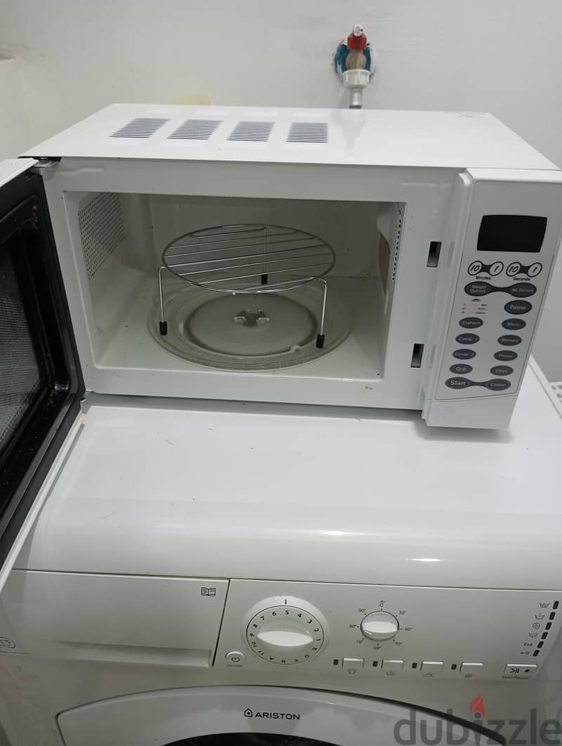 Microwave oven for urgent sale. . only 6 months used. expant leaving