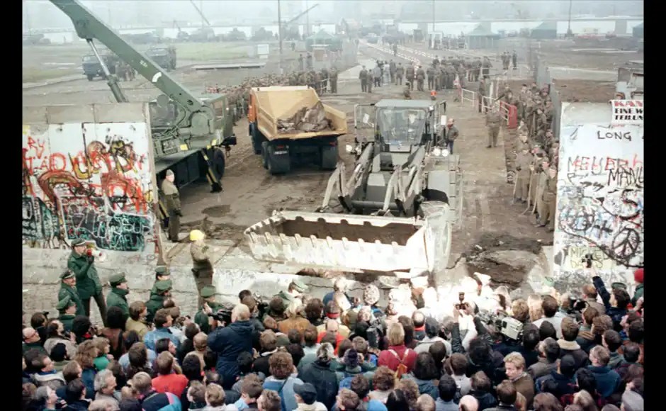 25 years later, remembering the moment when the Berlin Wall fell to
