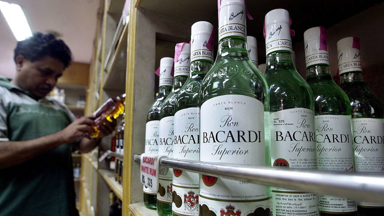 Maharashtra government allows bars, liquor shops to stay open late for