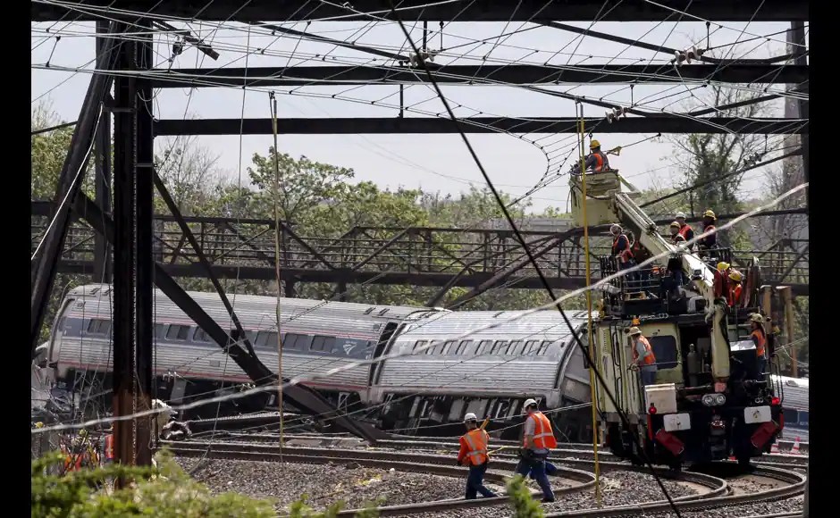 United States High speed train crashes in Philadelphia, injuring 33