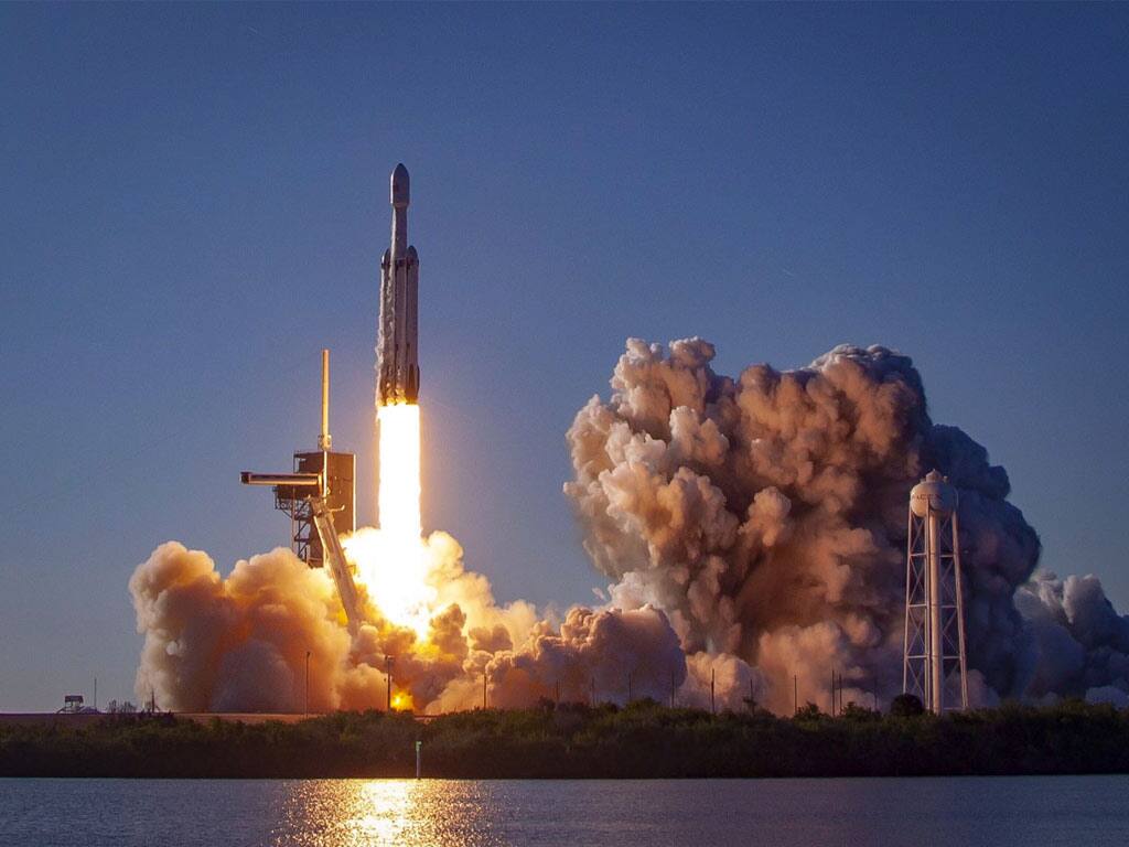 SpaceX Falcon Heavy launch The world's most powerful rocket