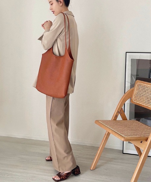 ブラウンバッグを主役にしたコーデ18選《2021》配色でおしゃ見えする合わせ方 folk