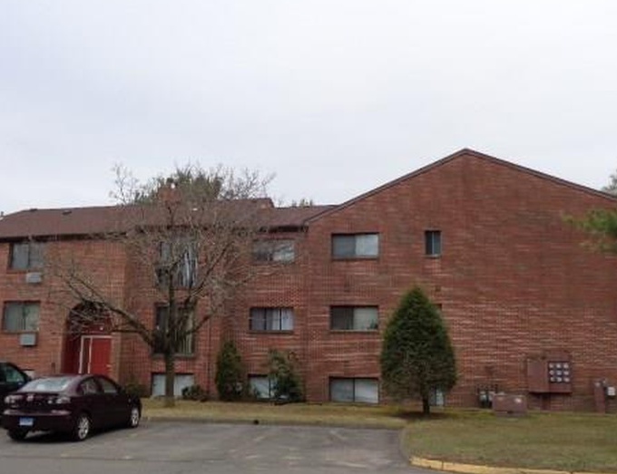 Darling St Apt M, Southington, CT 06489, Foreclosure 63,000 2BD