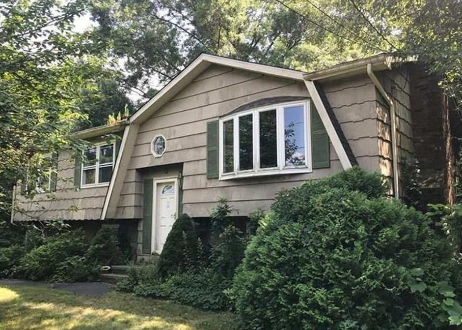 Oak Bluff Rd, Milford, CT 06461, Foreclosure 318,900 2BD / 2BH