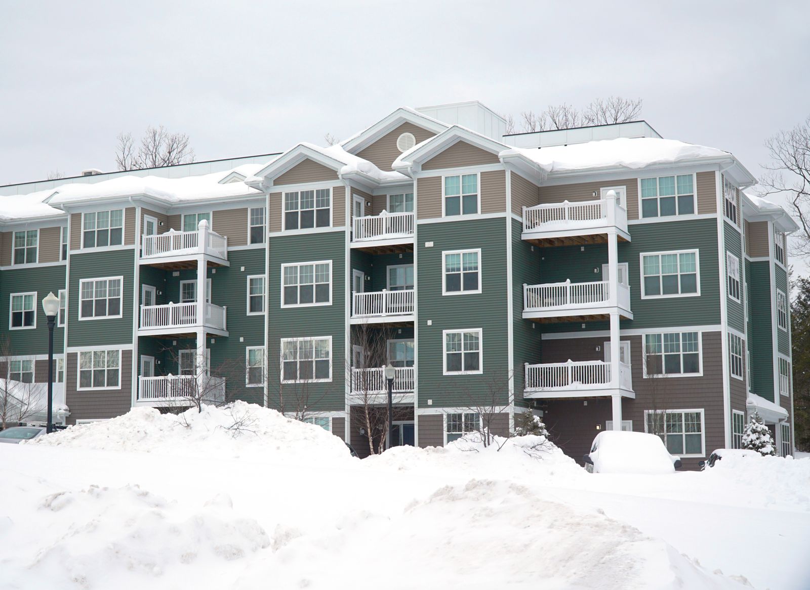 Philadelphia Police Officer Slips and Falls in Apartment Complex