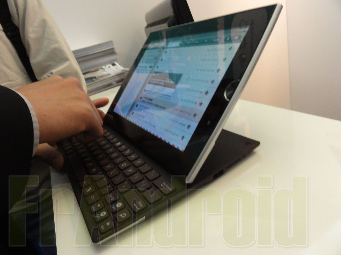 Présentation de la tablette ASUS EeePad Slider sous Android FrAndroid