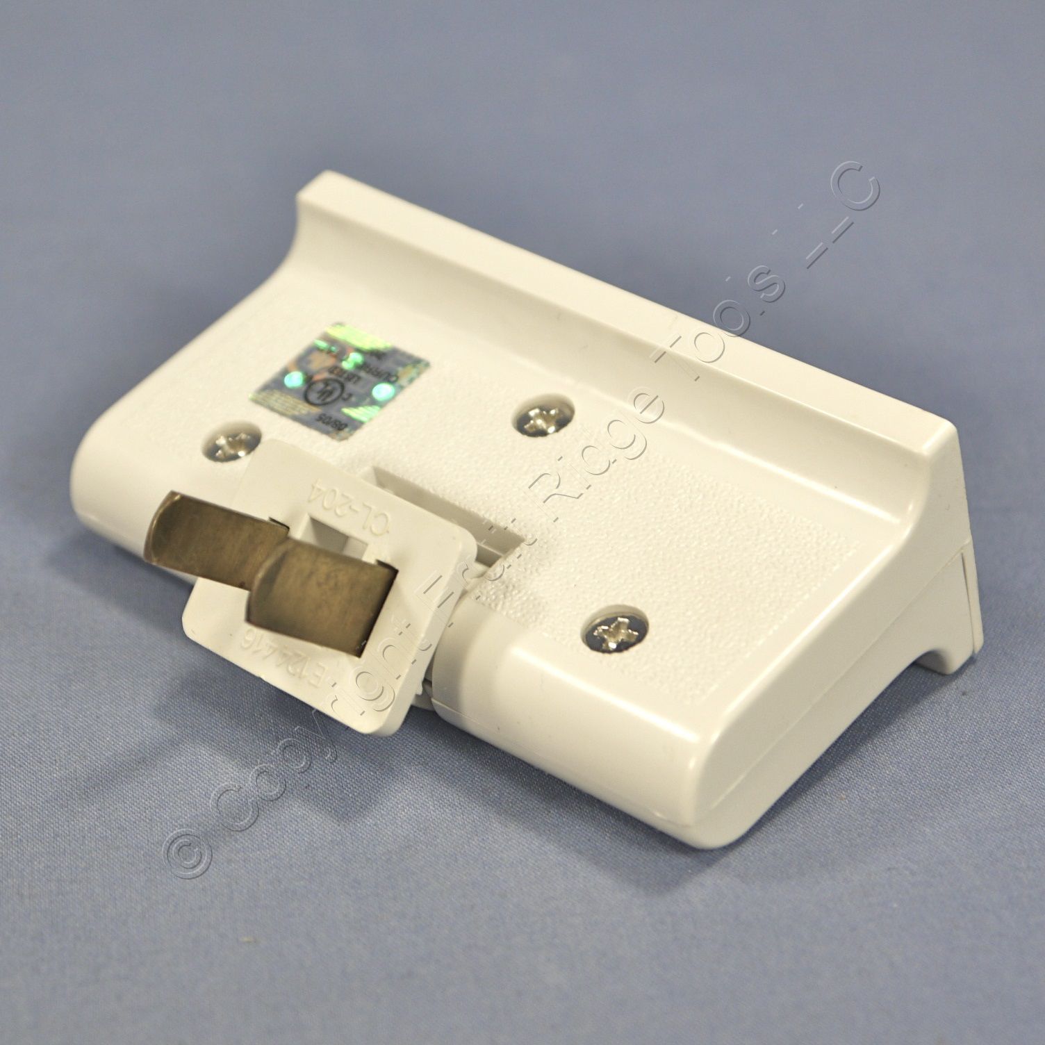 Cooper White Triplex Swivel Receptacle Outlet Adapter Non Grounding 15A