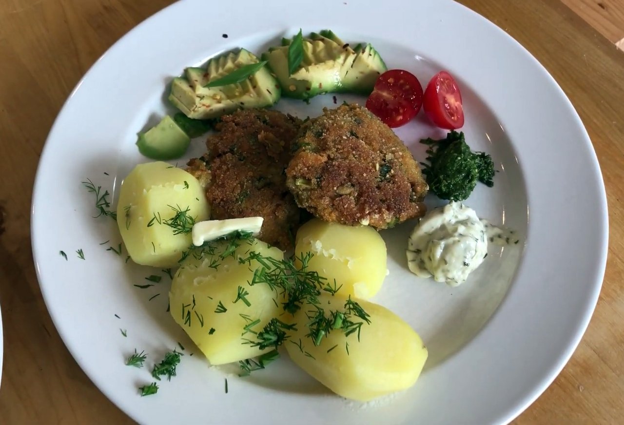 It looks like sulfur, it tastes like chicken strange edible arboreal