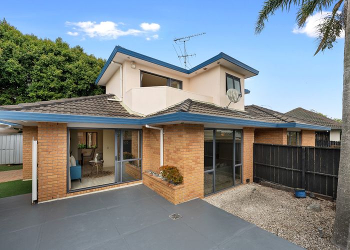 For sale 2/25 Thirlmere Rise, Northpark, Manukau City, Auckland