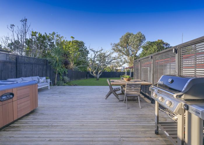 Free property data for 53 Castleford Street, Green Bay, Auckland