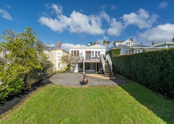 Free property data for 112 Calliope Road, Stanley Point, Auckland