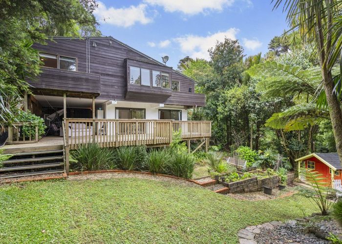 For sale 132 Woodlands Park Road, Titirangi, Waitakere City, Auckland