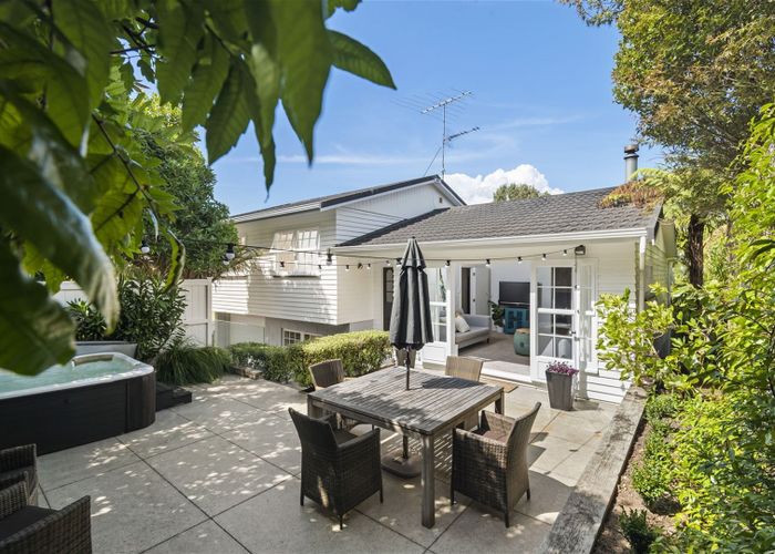 Free property data for 16 Anakiwa Place, Milford, Auckland homes.co.nz