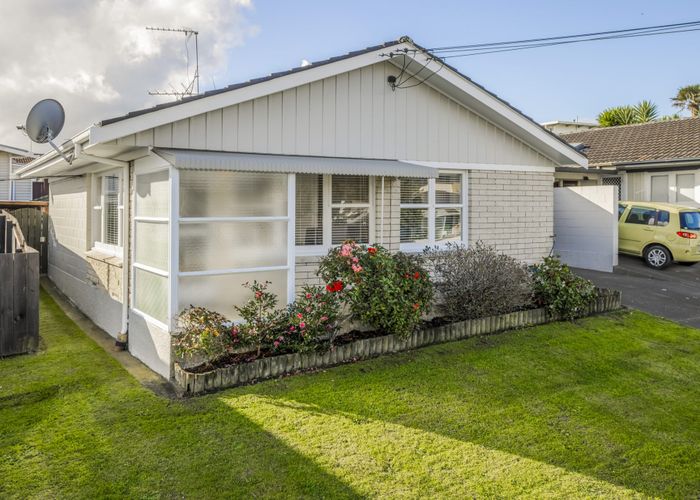 Free property data for 2/16 Duke Street, Papakura homes.co.nz