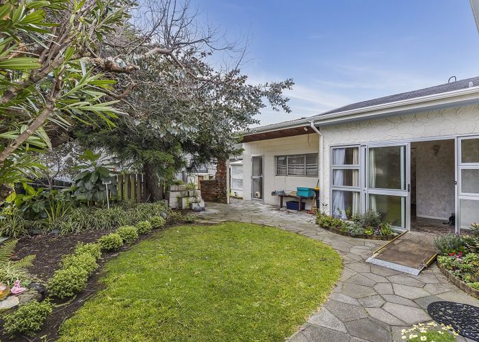 Free property data for 96 Apu Crescent, Lyall Bay, Wellington homes.co.nz