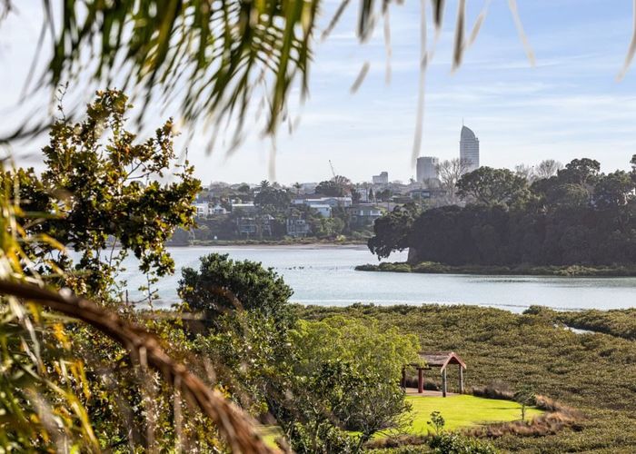 Free property data for 28 Waterview Road, Stanley Point, Auckland