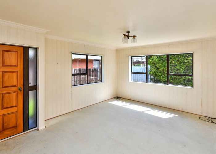 Free property data for 2/18 Ray Small Drive, Papakura homes.co.nz