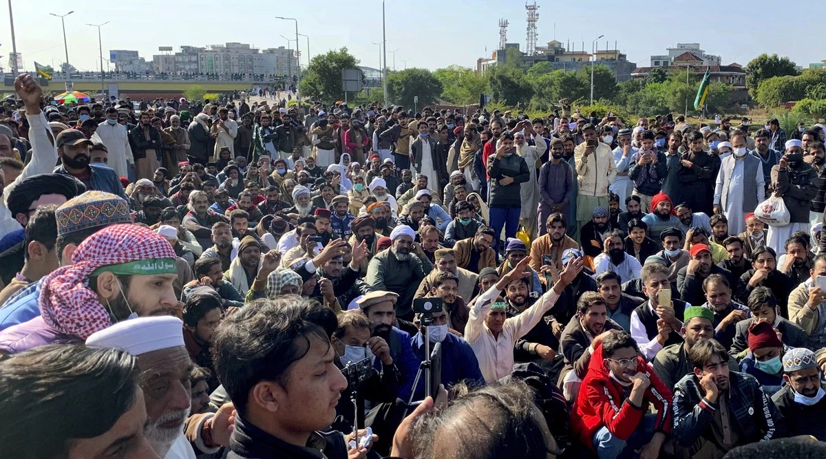 Pak’s extremist religious group lifts partial siege to Islamabad after talks with govt