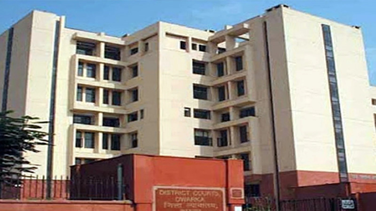 Dwarka court lawyers abstain from work, allege cop beat up bar member