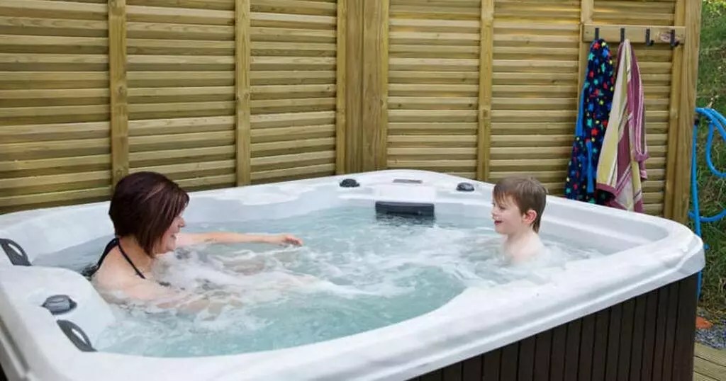 7 Best hot tubs to buy in the UK for 2021 from LayZ…
