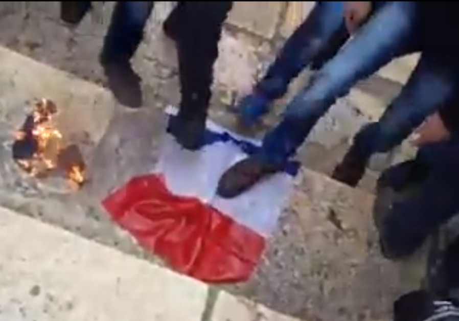 WATCH French flag burned on Temple Mount in a large rally against