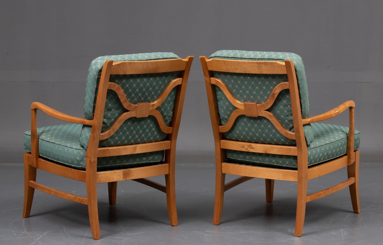 Hødnebø møbler, Par lænestole og bord i flammet birk (3