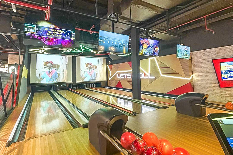 Main VR Hologate dan Social Bowling di Timezone