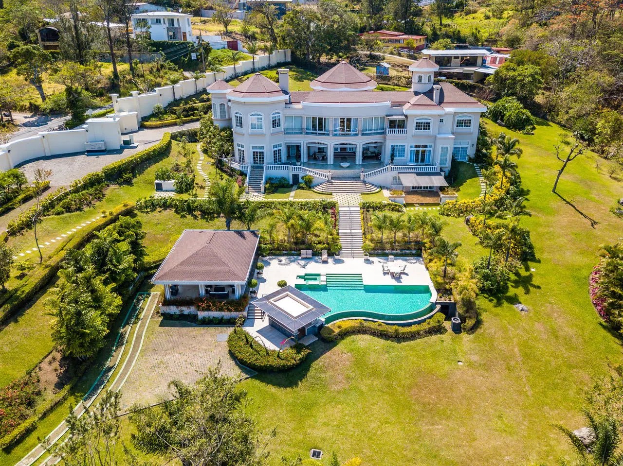 Costa Rica’s Escazú Has Beautiful Scenery, a Temperate Climate and Lots