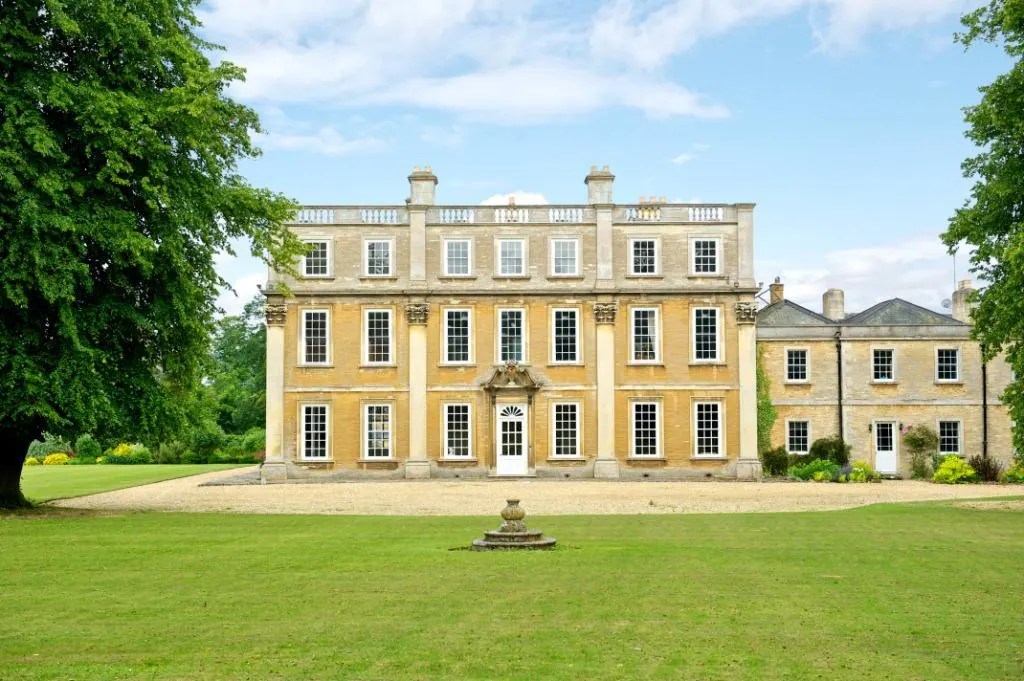 16thCentury British Home, Modeled After Early Buckingham Palace, Asks