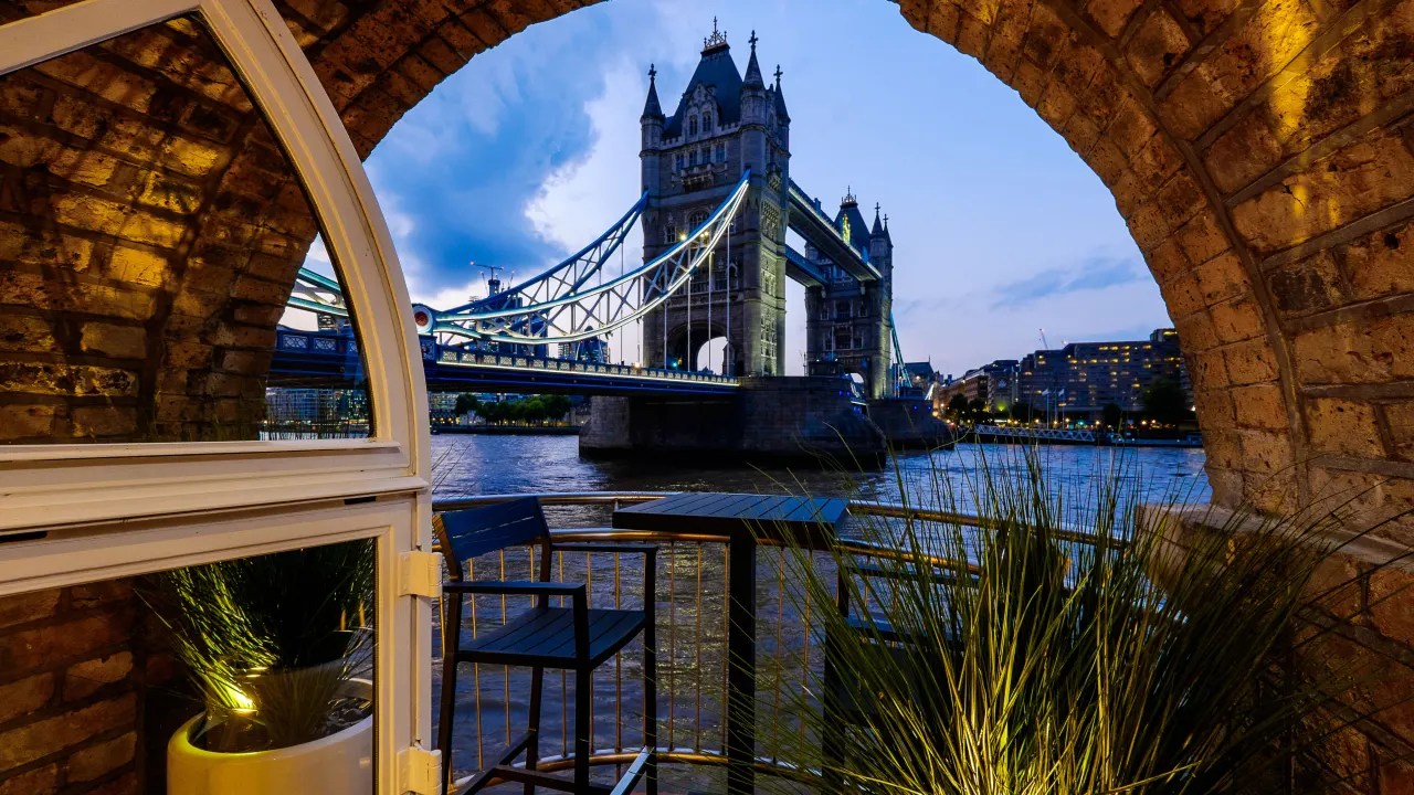 A London Apartment That Feels Likes It’s Floating Above the Thames Asks