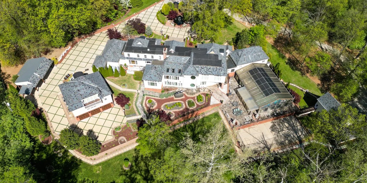 St. Louis Trophy Home With an Indoor Pool Is Headed to Auction