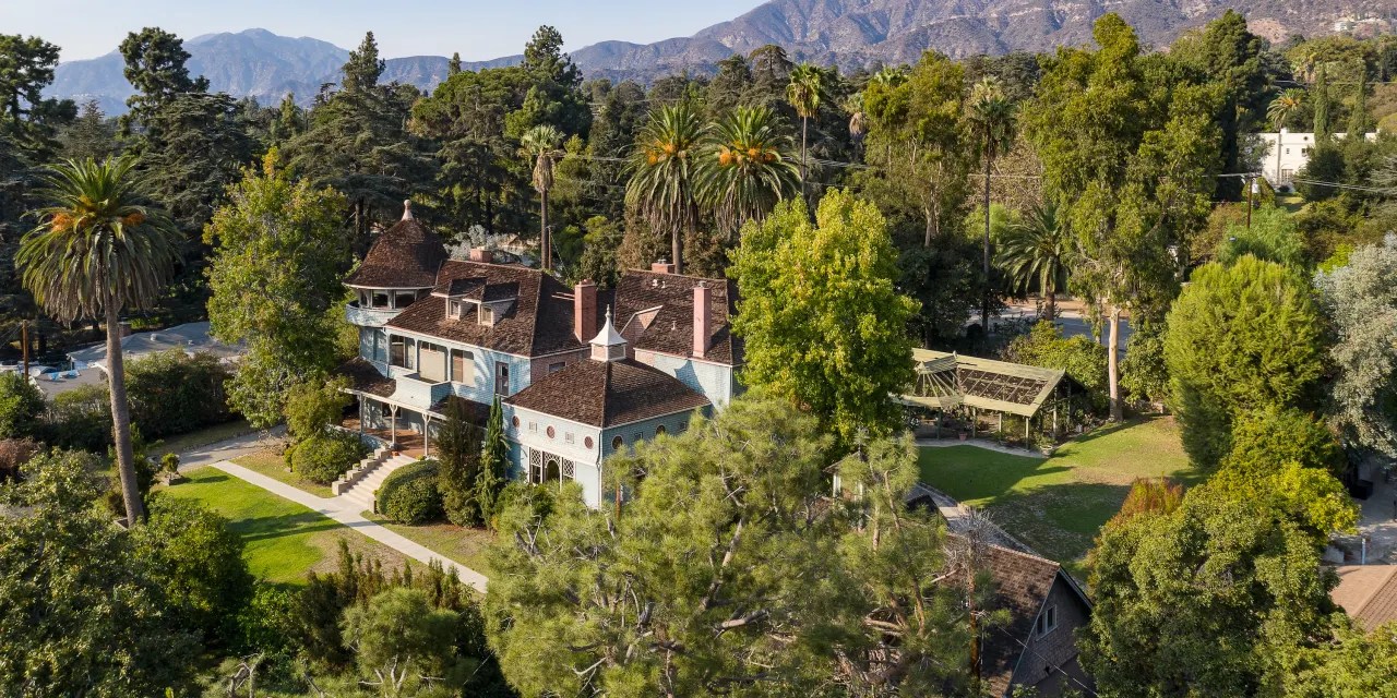 Historic Queen AnneVictorian House in Altadena, California, Hits