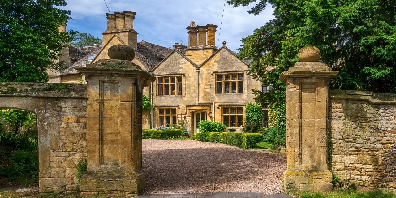 Tours of U.K. Trophy Homes Plummet as Travel Bans Ground Foreign Buyers