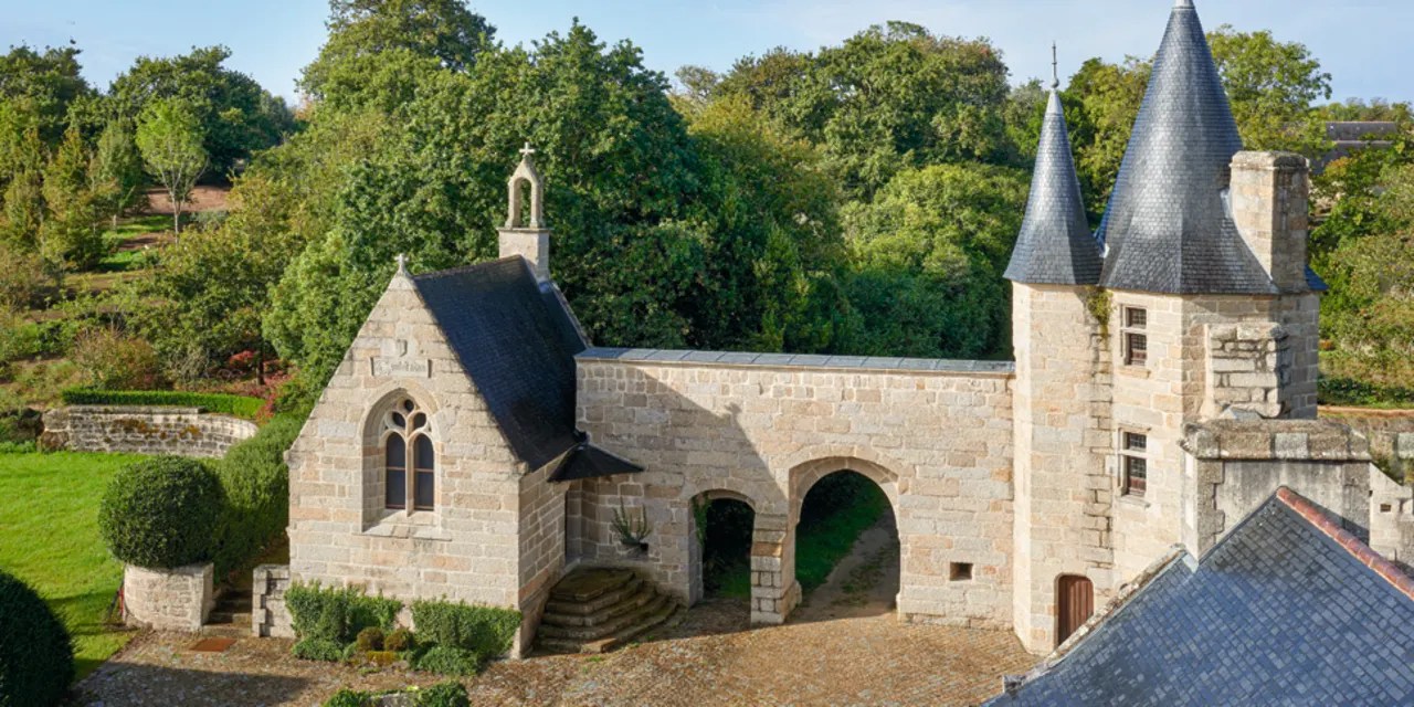 A Restored 15thCentury French Castle With 1.24 Miles of Frontage on