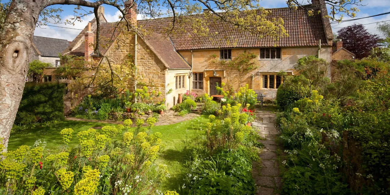 Monumental English Garden Is Selling—Alongside Its House—for £2.25