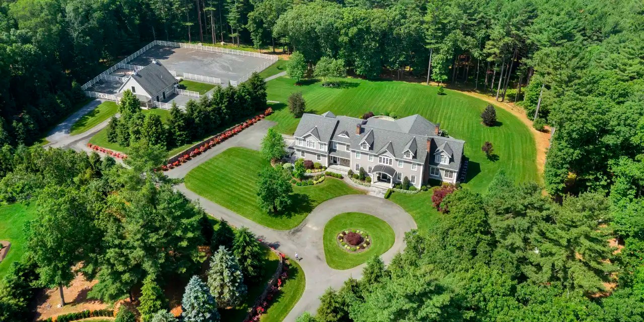 An Equestrian Estate Home on Over 8 Acres of Land Mansion Global