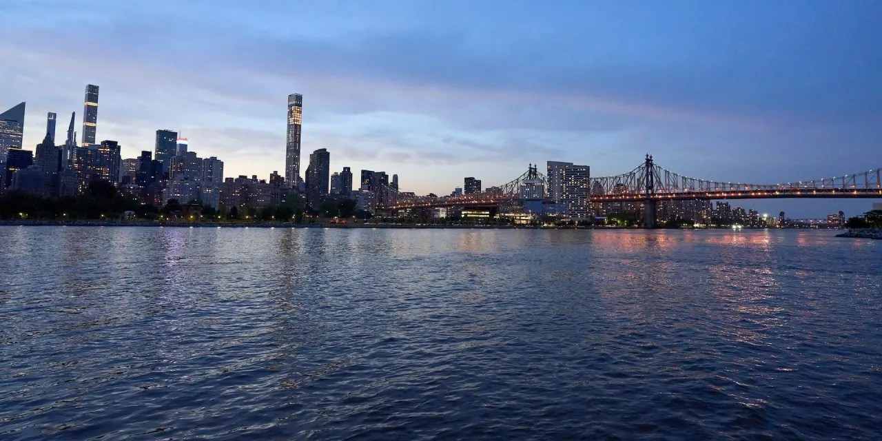 Contracts for Manhattan’s Luxury Real Estate Drop as Market Continues