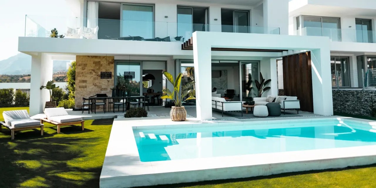 U.S. Luxury Home Sales Record Biggest Decline in at Least a Decade